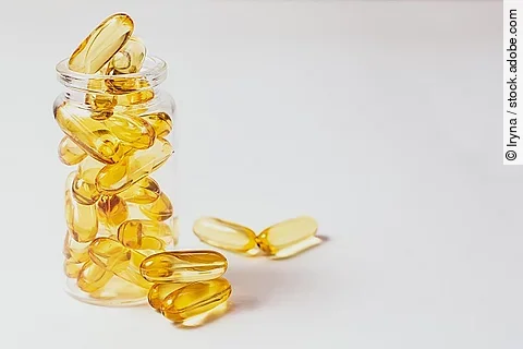 Fischölkapseln in einer durchsichtigen Verpackung.