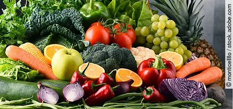 Obst und Gemüse in bunter Mischung ausgelegt