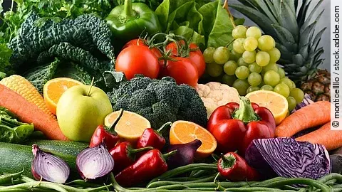 Obst und Gemüse in bunter Mischung ausgelegt