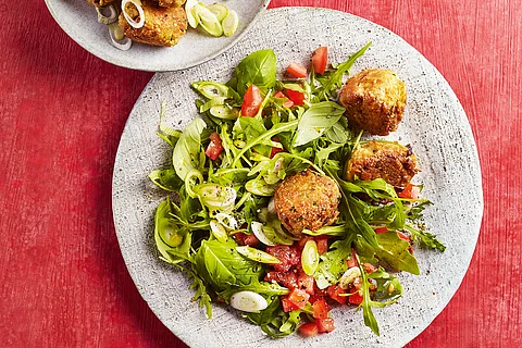 Thunfischfrikadellen mit Rucola-Kräuter-Salat