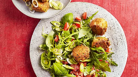 Thunfischfrikadellen mit Rucola-Kräuter-Salat