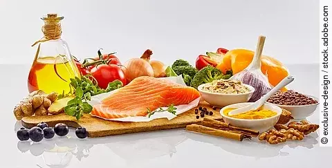 mediterrane Ernährung: Öl, Lachs, Gemüse