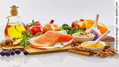mediterrane Ernährung: Öl, Lachs, Gemüse
