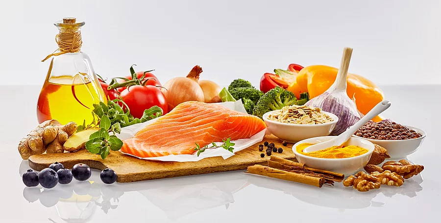 Panoramic banner with healthy food for the heart mediterrane Ernährung: Öl, Lachs, Gemüse