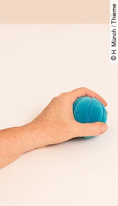 Hand umschließt einen Ball, Zeigefinger und Daumen bilden ein C