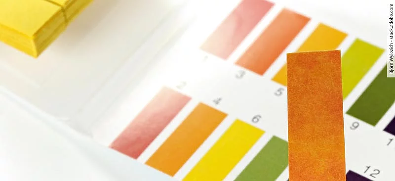 pH Wert Teststreifen mit roter Verfärbung