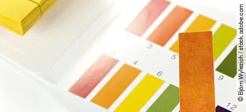 pH Wert Teststreifen mit roter Verfärbung