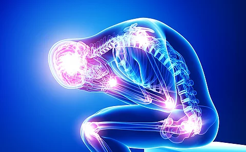 Anatomie eines männlichen Körpers mit Schmerzen in Gelenken und Wahrnehmung im Gehirn