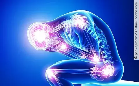 Anatomie eines männlichen Körpers mit Schmerzen in Gelenken und Wahrnehmung im Gehirn