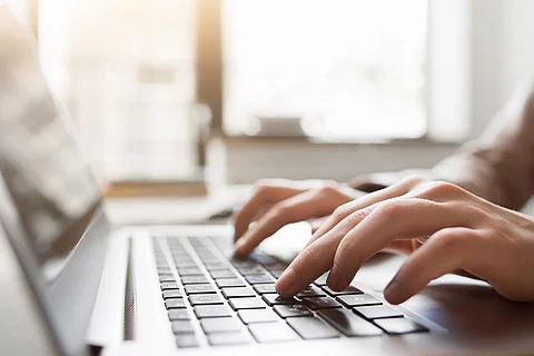 Hände tippen auf einer Tastatur