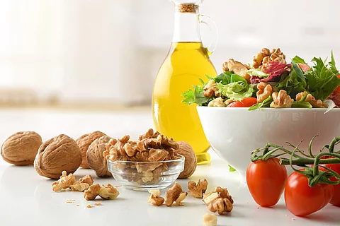 Gesunde mediterrane Diät, Olivenöl, Salat, Nüsse