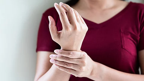 Frau mit schmerzendem Handgelenk