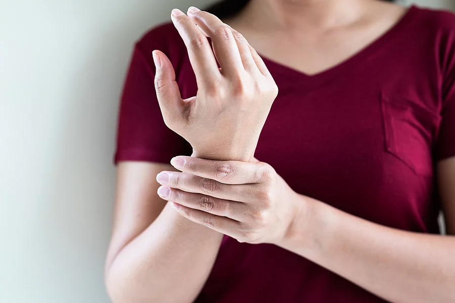 Frau mit schmerzendem Handgelenk