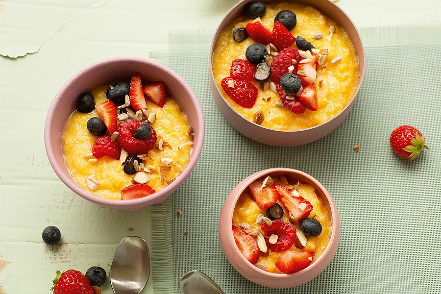 Polentabrei mit Beeren der Saison