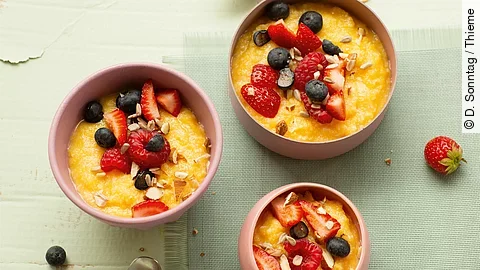 Polentabrei mit Beeren der Saison