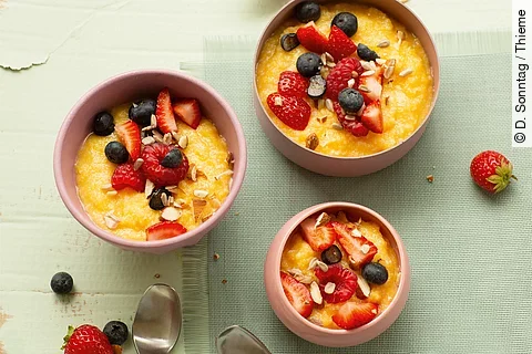 Polentabrei mit Beeren der Saison