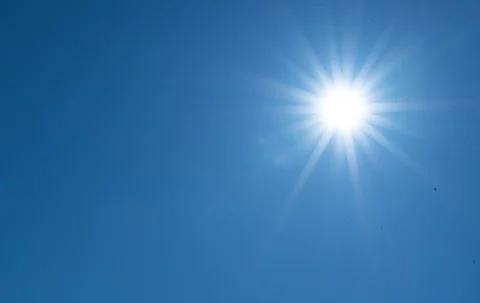 Sonne und blauer Himmel