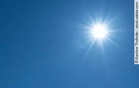 Sonne und blauer Himmel
