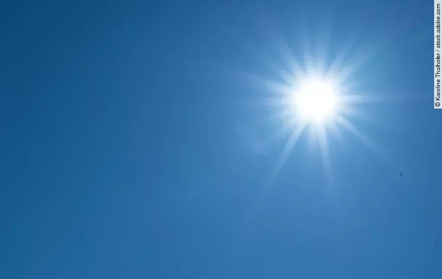 Sonne und blauer Himmel