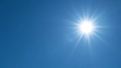 Sonne und blauer Himmel