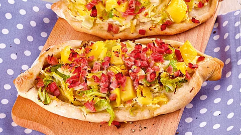 Dinnete mit Speck, Kartoffeln und Wirsing