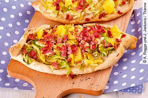 Dinnete mit Speck, Kartoffeln und Wirsing