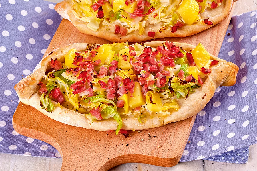 Dinnete mit Speck, Kartoffeln und Wirsing