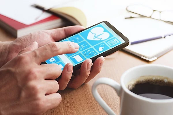 Online App mit Gesundheitssymbolen auf einem Handybildschirm.
