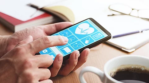Online App mit Gesundheitssymbolen auf einem Handybildschirm.