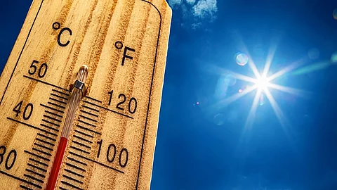 Thermometer Sun Sky 40 Degres. Hot summer day. High Summer tempe Thermometer vor blauem Himmel zeigt 40 Grad an