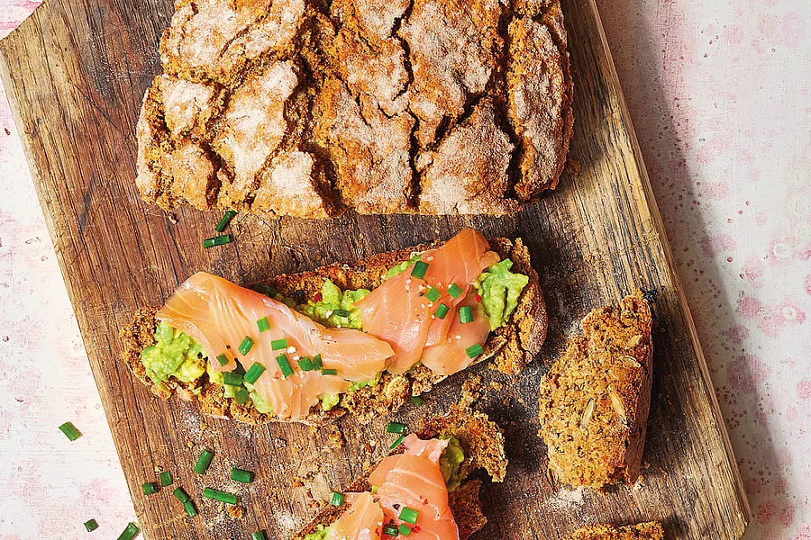 Zucchini-Möhren-Brot  mit Avocado und Lachs