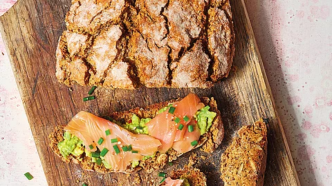Zucchini-Möhren-Brot  mit Avocado und Lachs
