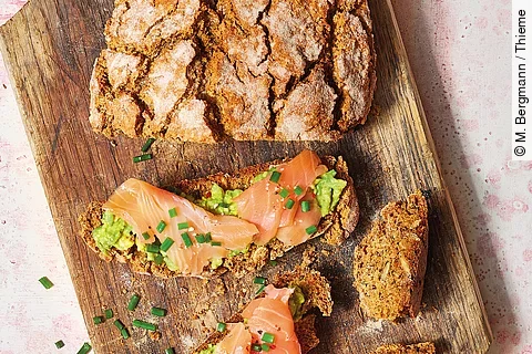Zucchini-Möhren-Brot  mit Avocado und Lachs