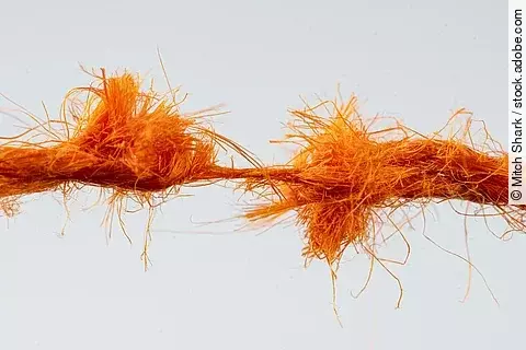 Ein oranger Faden ist am Zerreißen