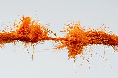 Ein oranger Faden ist am Zerreißen