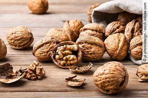 Walnüsse, die aus einem Säckchen fallen.