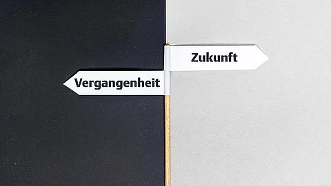 Zwei Schilder: Vergangenheit und Zukunft
