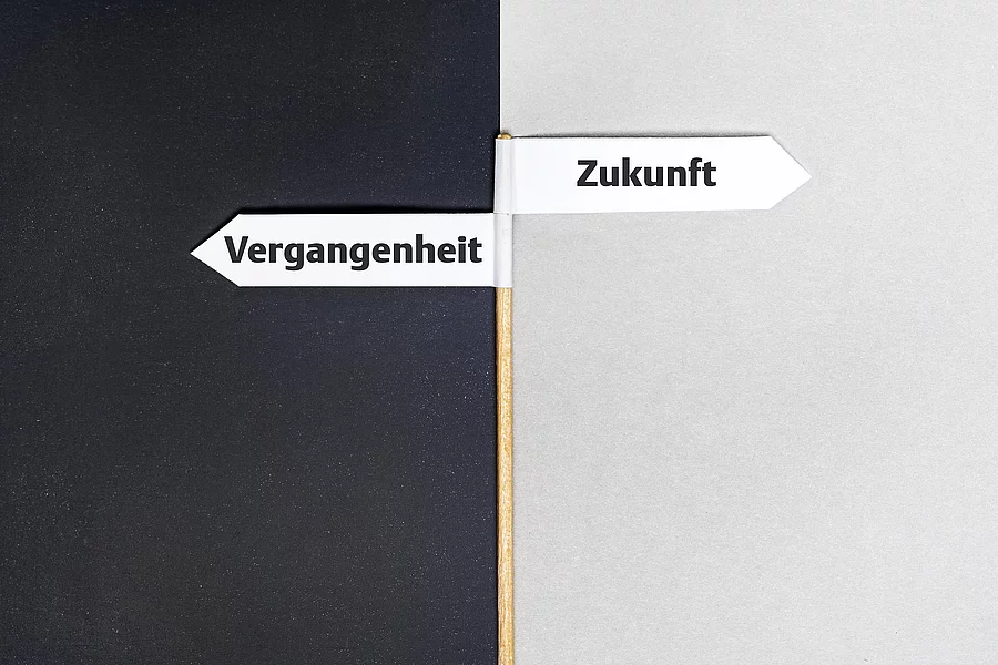 Zwei Schilder: Vergangenheit und Zukunft