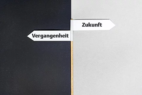 Zwei Schilder: Vergangenheit und Zukunft