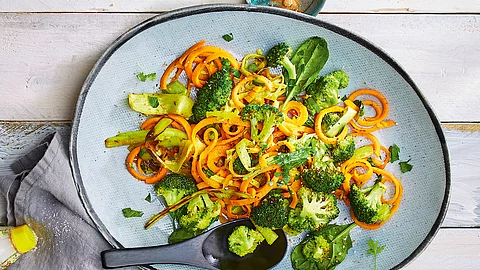 Brokkolipfanne mit Karottenspaghetti und Spinat