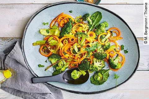 Brokkolipfanne mit Karottenspaghetti und Spinat