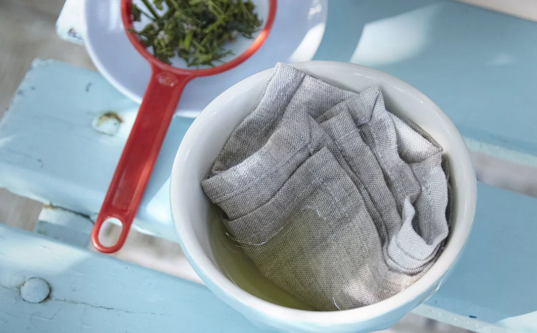 Schafgarbentee Tuch eingetaucht