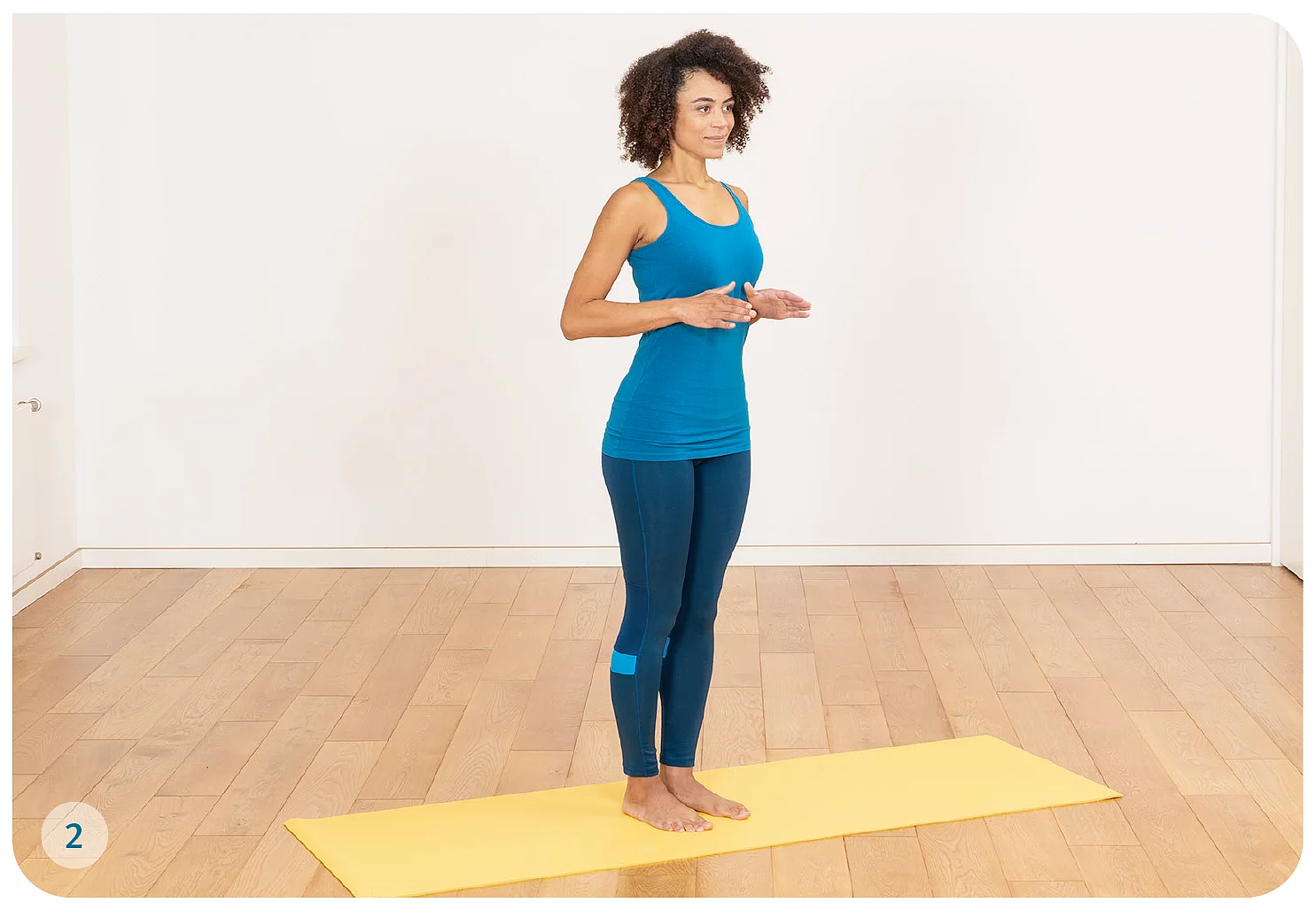 Junge Frau macht Gymastik auf Yogamatte.