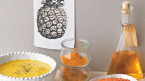 Linsen-Curry-Suppe mit Ananas