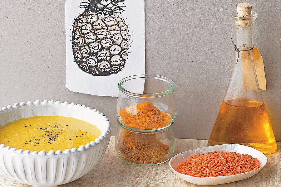 Linsen-Curry-Suppe mit Ananas
