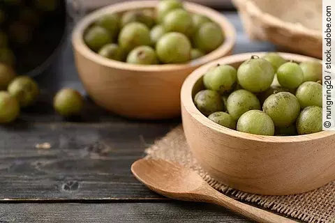 Amla-Früchte in hölzernen Schalen