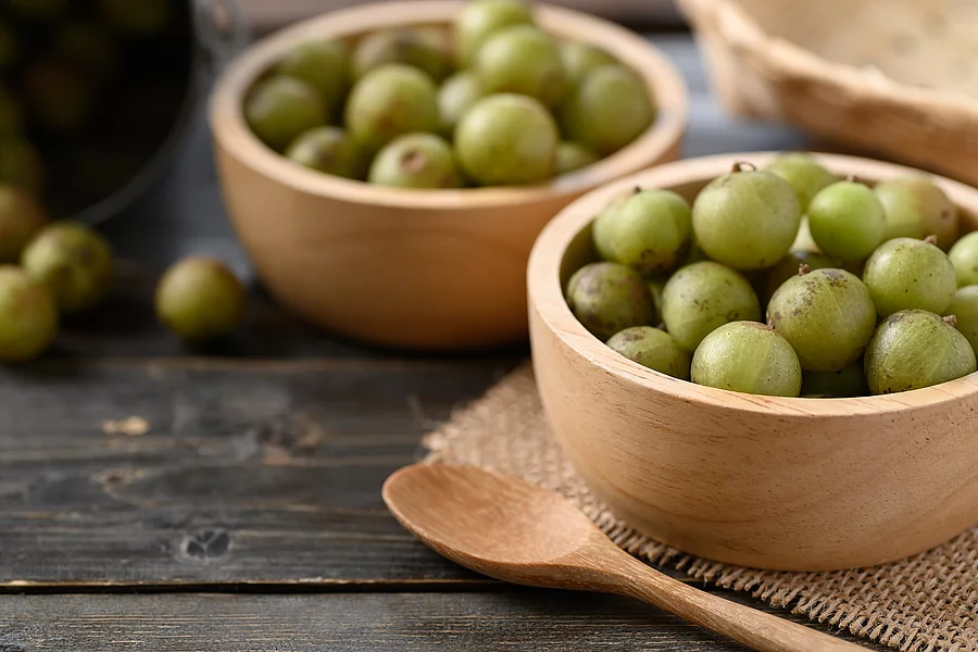 Amla-Früchte in hölzernen Schalen