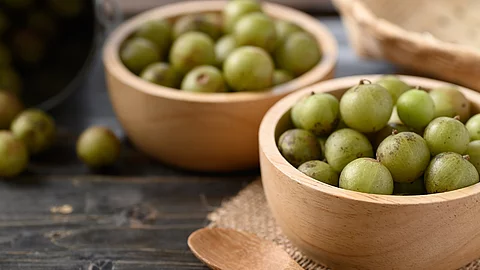 Amla-Früchte in hölzernen Schalen