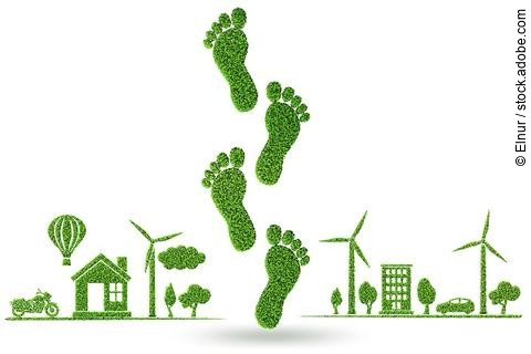 Illustration CO2-Fußabdruck. In der Mitte sind grüne Fußabdrücke. Links und rechts sind Häuser, Bäume, Windräder.