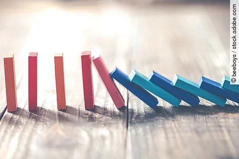 Rote und blaue Dominosteine, die aufgereiht sind.